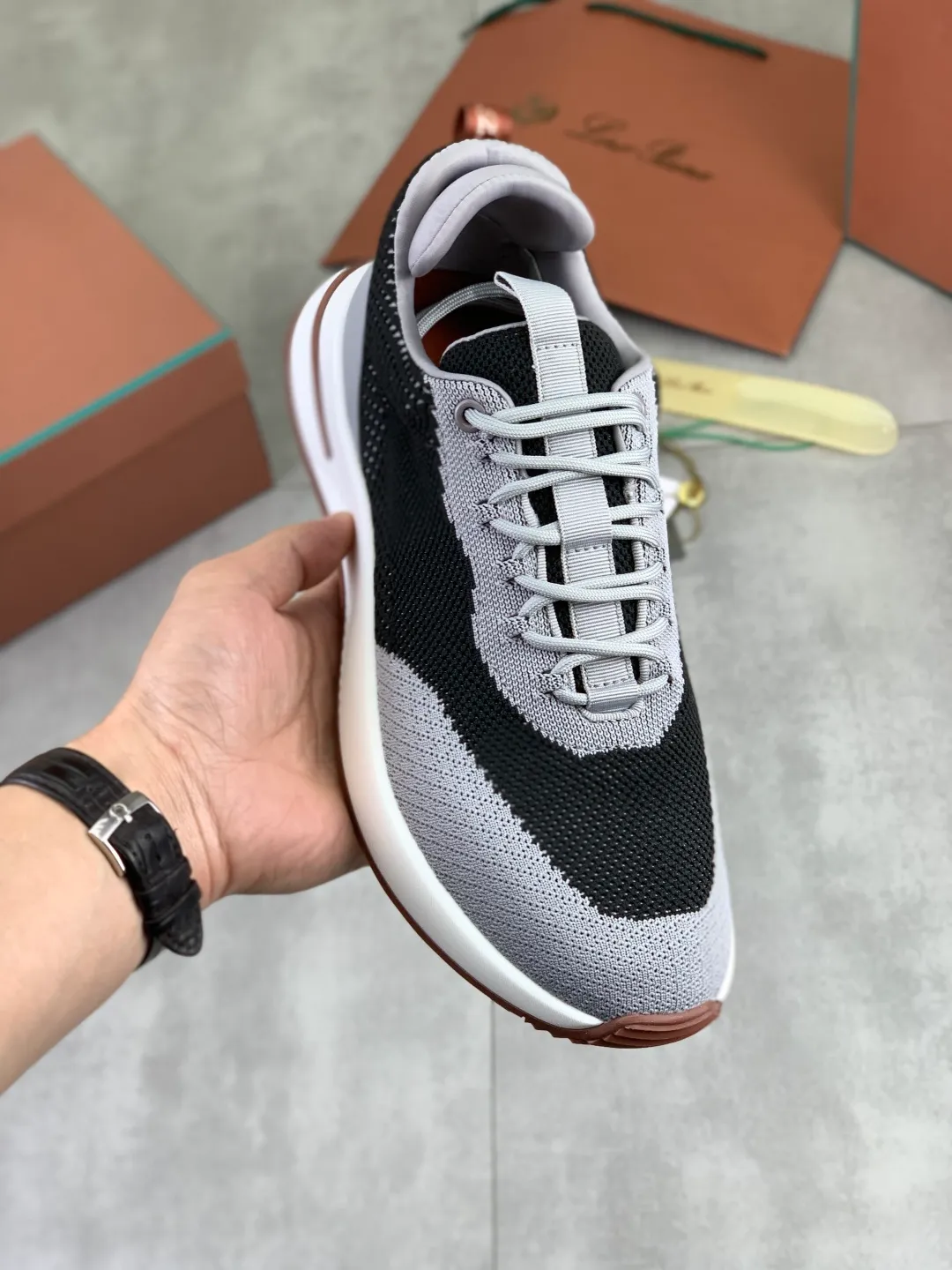 Men's men's shoes 💰P542 New style 💰High quality The latest casual shoes Loro Piana 💯Top grade💯Buy the original copy💯 Founded the existing Loro Piana company on April 24, 1924. The family has been operating for the sixth generation, providing top quality products to customers who are discerning in taste and quality. Imported original fly woven fabrics with cowhide fabric, plain calfskin lining, hand-stitched threads with cowhide feet, original packaging, high-end outsole, size: 38-46, multiple colors available, complete package